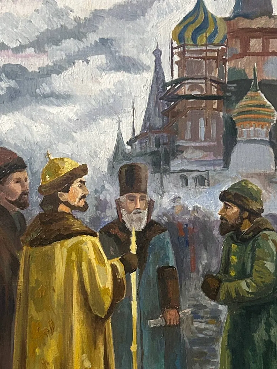 Живописная историческая сцена с людьми в старинных одеждах на фоне храмовой архитектуры